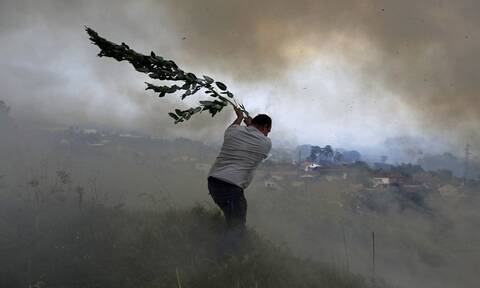 Financial Times: Tο κύμα καύσωνα στην Ευρώπη έχει προκαλέσει ανεξέλεγκτες πυρκαγιές στην Πορτογαλία