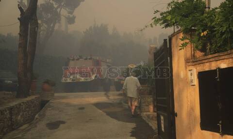 Φωτιά στην Πεντέλη: Καίγονται τα πρώτα σπίτια - Ανεξέλεγκτο το μέτωπο