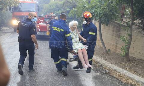 Φωτιά Πεντέλη: Συγκλονιστικές εικόνες από διάσωση ηλικιωμένης - Έσπασαν την πόρτα οι πυροσβέστες