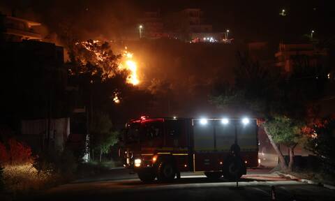 Δήμαρχος Πεντέλης στο Newsbomb.gr: Έχουμε ζημιές σε σπίτια – Παλεύουμε με τις αναζωπυρώσεις