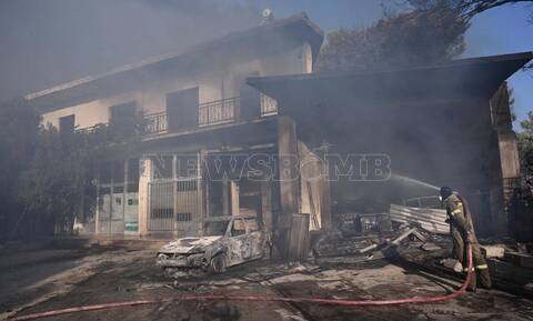 Φωτιά τώρα – Ρεπορτάζ Newsbomb.gr: Δραματική κατάσταση στην Παλλήνη – Καμένα σπίτια και αυτοκίνητα