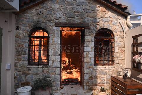 Φωτιά στην Παλλήνη: Η στιγμή που οι φλόγες «καταπίνουν» τα σπίτια – Συγκλονιστικά βίντεο