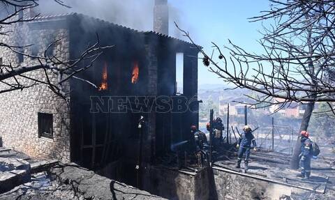 Φωτιά στην Πεντέλη: «Έφυγα από το σπίτι μου πέντε λεπτά πριν καεί» - Μαρτυρία στο Newsbomb.gr