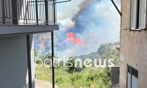 Φωτιά στην Ηλεία: «Γλείφουν» τα σπίτια οι φλόγες στα Άγναντα – Δραματικές ώρες