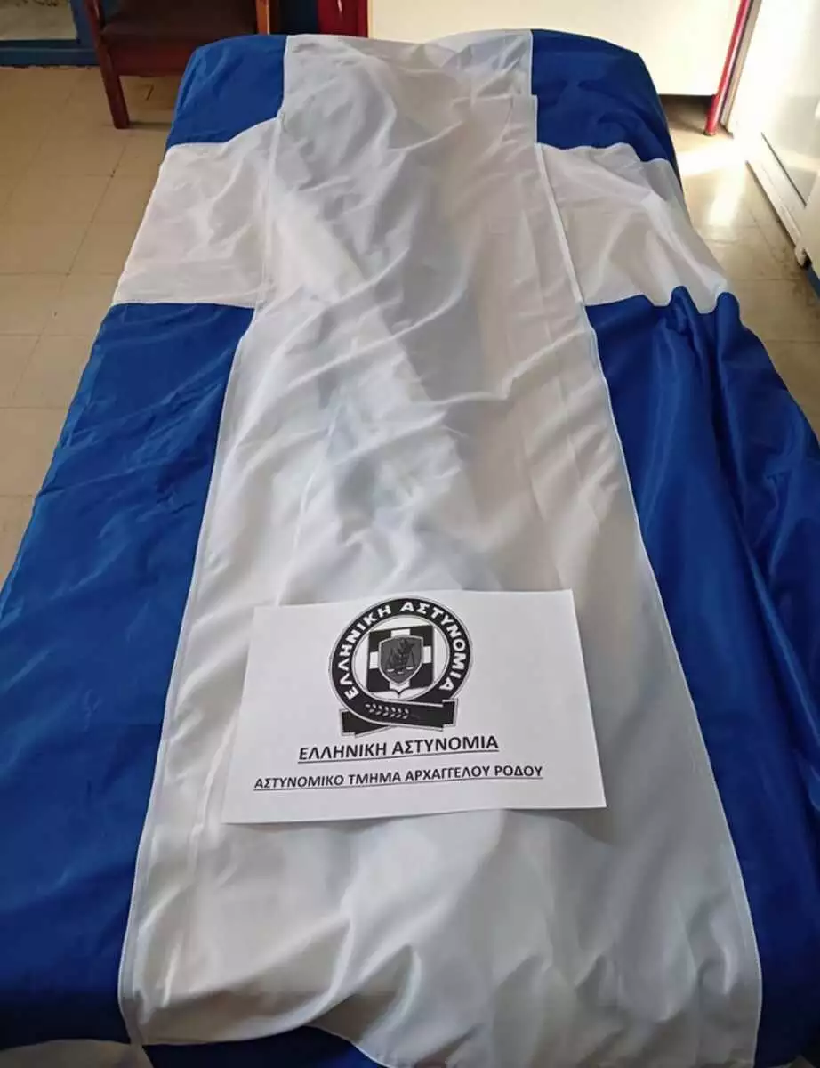 Ρόδος: Ολλανδοί Τουρίστες έκλεψαν ελληνική σημαία και έγραψαν συνθήματα κατά της Ελλάδας  