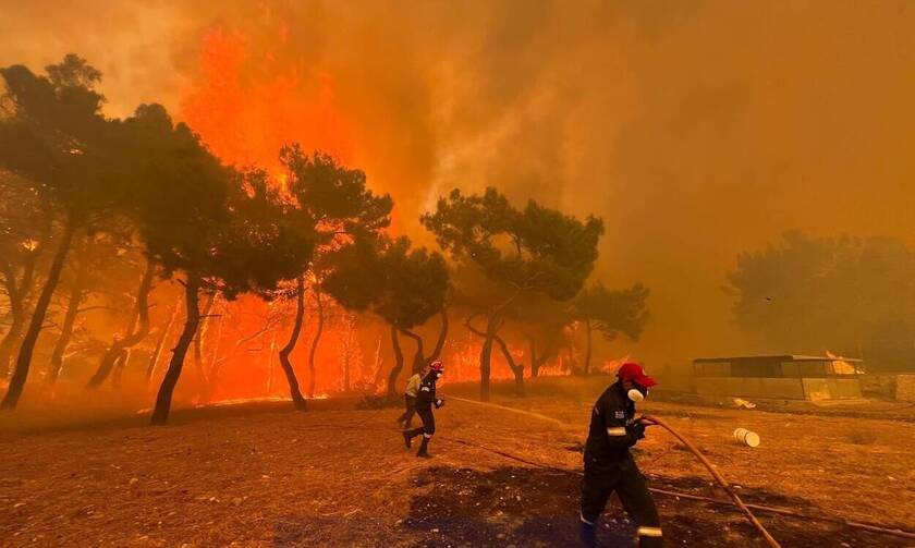Φωτιά στη Μυτιλήνη: Απίστευτες εικόνες - Ο καπνός από την πυρκαγιά έφτασε μέχρι τα Κύθηρα