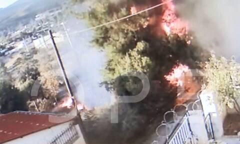 Φωτιά στον Ασπρόπυργο: Κάμερα «έπιασε» εμπρηστή που έβαλε φωτιά δίπλα σε σπίτια