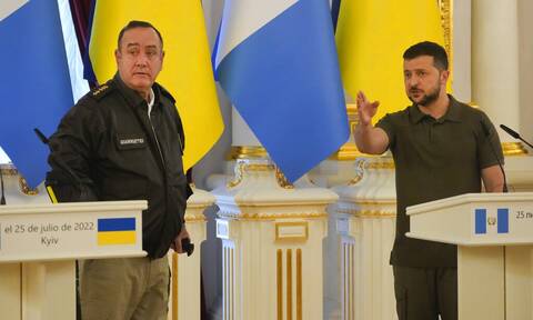 Στην Ουκρανία ο πρόεδρος της Γουατεμάλας