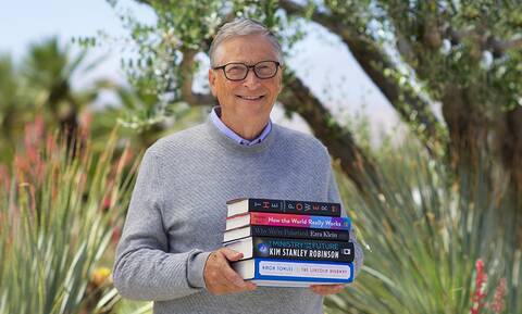 Ο Μπιλ Γκέιτς προτείνει πέντε βιβλία για τις καλοκαιρινές μας διακοπές