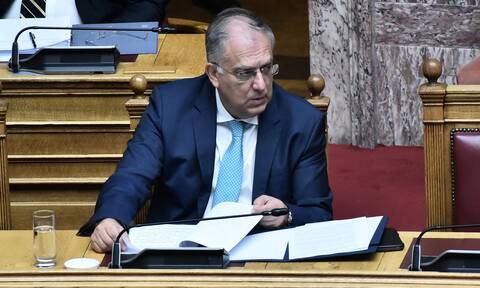 Τάκης Θεοδωρικάκος: Ένιωσε αδιαθεσία στη Βουλή - Διεκόπη η συνεδρίαση