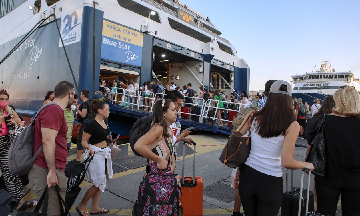 Χαμός σε λιμάνια, αεροδρόμια και Εθνικές Οδούς: Εγκαταλείπουν την Αθήνα οι αδειούχοι του Αυγούστου