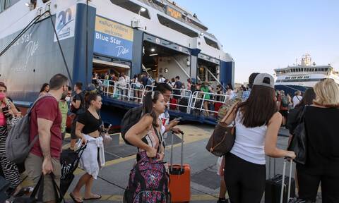 Αδειάζει η Αθήνα! Χαμός σε λιμάνια, αεροδρόμιο, Εθνικές Οδούς – Φεύγουν οι αδειούχοι του Αυγούστου