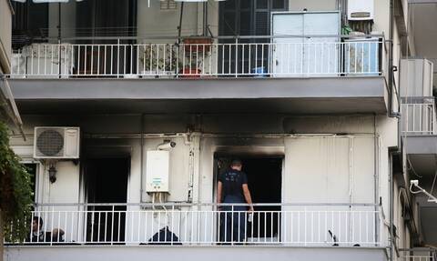 Φωτιά σε διαμέρισμα στη Θεσσαλονίκη - Η Πυροσβεστική απομάκρυνε γιαγιά και εγγονό (vid)