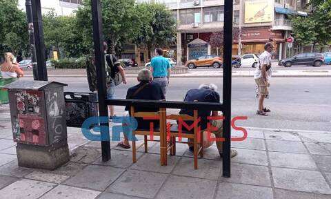 Στάση για κλάματα στη Θεσσαλονίκη: Αντί για παγκάκι έχουν τοποθετηθεί καρέκλες σπιτιού