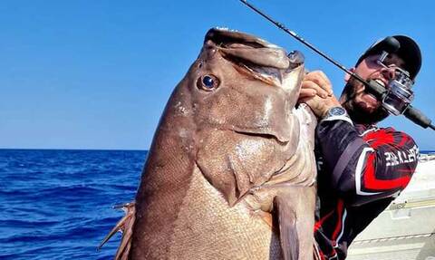 Χανιά: Απίστευτη ψαριά – Έπιασε βλαχοσφυρίδα πάνω από 40 κιλά