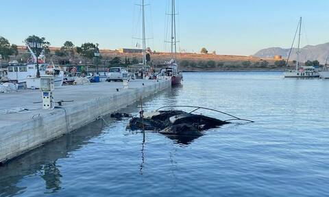 Αίγινα: Σκάφος τυλίχθηκε στις φλόγες στο λιμάνι της Πέρδικας
