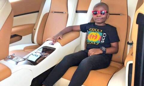 Νιγηρία: Ο 10χρονος κροίσος που έχει γίνει viral - Ο πατέρας του καταζητείται για... απάτες!