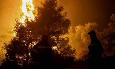 Μαίνεται η φωτιά στο Άγιο Όρος - Ολονύχτια μάχη της Πυροσβεστικής