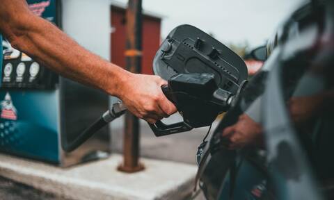 Καύσιμα: Πτώση της βενζίνης - Κάτω από δύο ευρώ η αμόλυβδη στα πρατήρια
