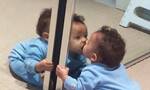 Μωρά βλέπουν τον εαυτό τους στον καθρέφτη και οι αντιδράσεις τους είναι απλά ξεκαρδιστικές