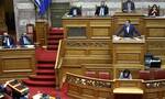 Παρακολουθήσεις: Μονομαχία για τρεις στη Βουλή - Τα όπλα κυβέρνησης, ΣΥΡΙΖΑ και ΠΑΣΟΚ