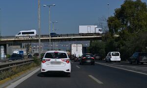 Καθίζηση στη λεωφόρο Αθηνών στο ύψος του Χαϊδαριού – Διακοπή κυκλοφορίας σε δύο λωρίδες