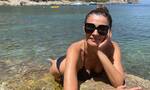 Μαρία Ναυπλιώτου: Η 53χρονη ηθοποιός ποζάρει topless στην παραλία & εντυπωσιάζει
