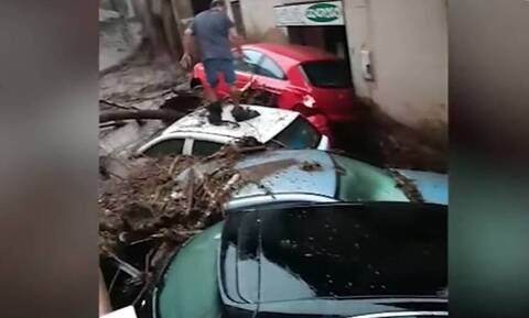 Ισχυρές βροχοπτώσεις στην Ιταλία - Χείμαρροι παρέσυραν αυτοκίνητα    