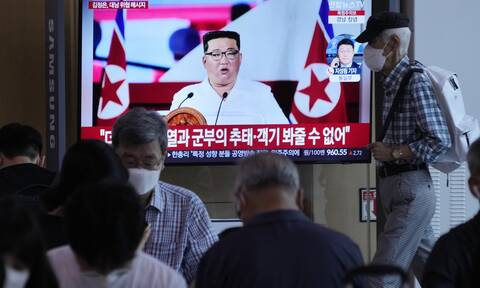 Ο Κιμ Γιονγκ Ουν ανακήρυξε τη «νίκη» της Β. Κορέας επί της πανδημίας του κορονοϊού