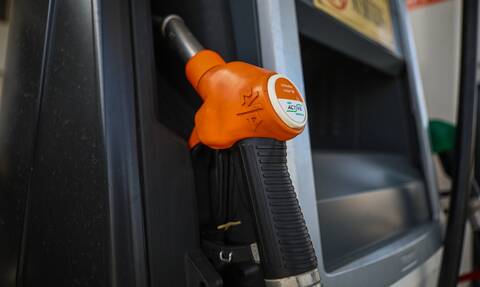 Τιμές καυσίμων: Επιτέλους, κάτω από τα 2 ευρώ η βενζίνη – Στο 1,7 το diesel
