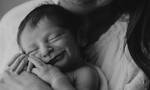 Ασπρόμαυρες φωτογραφίες νεογέννητων που κοιμούνται