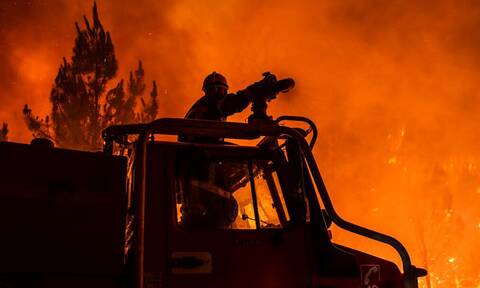 Γαλλία: Σκηνές «αποκάλυψης» κοντά στο Μπορντό – Φωτιά «τέρας» κατακαίει χιλιάδες στρέμματα γης