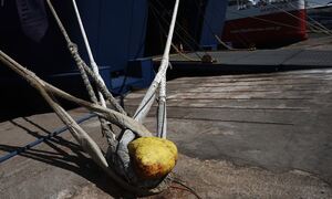 Αργοπορημένος ταξιδιώτης σκαρφάλωσε σε καταπέλτη πλοίου στο λιμάνι του Πειραιά