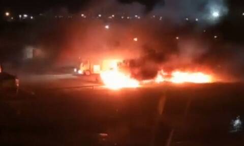 Απίστευτες εικόνες σε ομάδα - Οπαδοί έκαψαν τα αυτοκίνητα των ποδοσφαιριστών