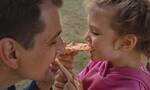 Μπαμπάς μοιράζεται ένα τεράστιο κομμάτι πίτσας με τις δίδυμες κόρες του