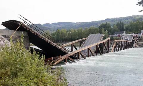 Νορβηγία: Αυτοκίνητα έφυγαν στο κενό – Υποχώρησε γέφυρα σε ποτάμι