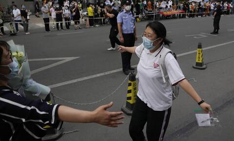 Σανγκάη: «Λουκέτο» λόγω κορονοϊού σε πολυκατάστημα – Σκηνές χάους με κόσμο να τρέχει στις εξόδους
