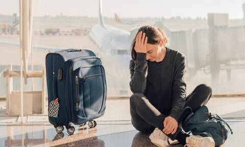 Пассажиров отложенного рейса положили спать на полу пятизвездочного отеля в Греции