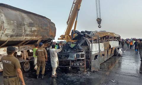 Πύρινη κόλαση με 20 νεκρούς στο Πακιστάν: Λεωφορείο έπεσε πάνω σε βυτιοφόρο καυσίμων