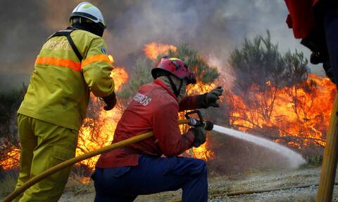 Πορτογαλία: Εξακολουθεί να μαίνεται ανεξέλεγκτη η πυρκαγιά στον εθνικό δρυμό Σέρα ντα Εστρέλα