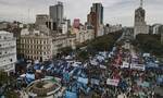 Αργεντινή: Χιλιάδες διαδηλωτές ζήτησαν αυξήσεις μισθών και μέτρα για τον πληθωρισμό