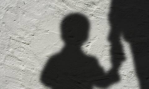 Ρόδος: Κακοποίηση διδύμων παιδιών – Φέρεται ως ύποπτη η νονά τους – Την υποστηρίζουν οι γονείς