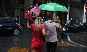 Καύσωνας: Κορυφώνεται τις επόμενες ώρες - Ξεκινούν καταιγίδες και πλημμύρες από την Κυριακή