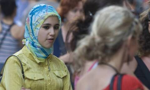 Τούρκος θεολόγος σε γυναίκες: «Μην κυκλοφορείτε με κολάν και στενά παντελόνια»