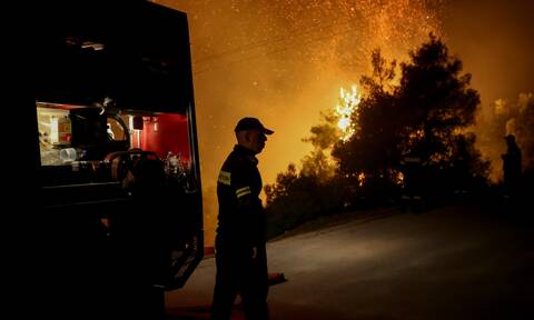 Ολονύχτια μάχη με τις φλόγες σε Κέρκυρα και Κορινθία