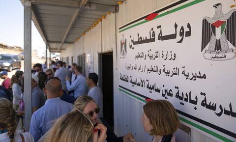 Χιλιάδες Παλαιστίνιοι εργαζόμενοι, απεργούν ζητώντας να μην κατατίθεται ο μισθός τους στην τράπεζα