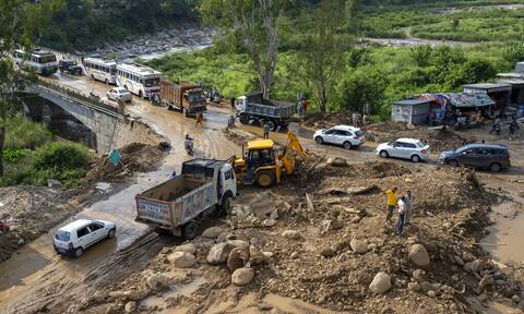 Ινδία: Αυξήθηκαν οι νεκροί από τις πλημμύρες και τις κατολισθήσεις (video)