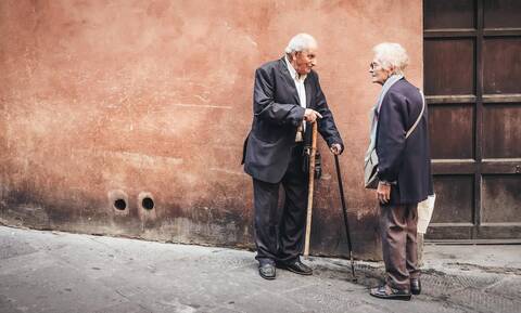 Έρευνα: Ενας 85χρονος μπορεί να παρατείνει τη ζωή του με 10 λεπτά περπάτημα τη μέρα
