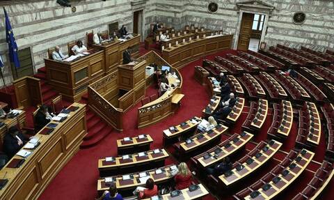 Απίστευτο και όμως ελληνικό: Βουλευτές έβγαζαν σέλφι και story μέσα στη Βουλή!