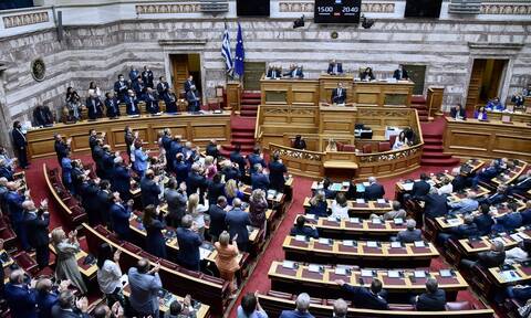Παρακολουθήσεις: Πολιτική μάχη στην αρένα της Βουλής – Σκληρή κόντρα Μητσοτάκη με Τσίπρα